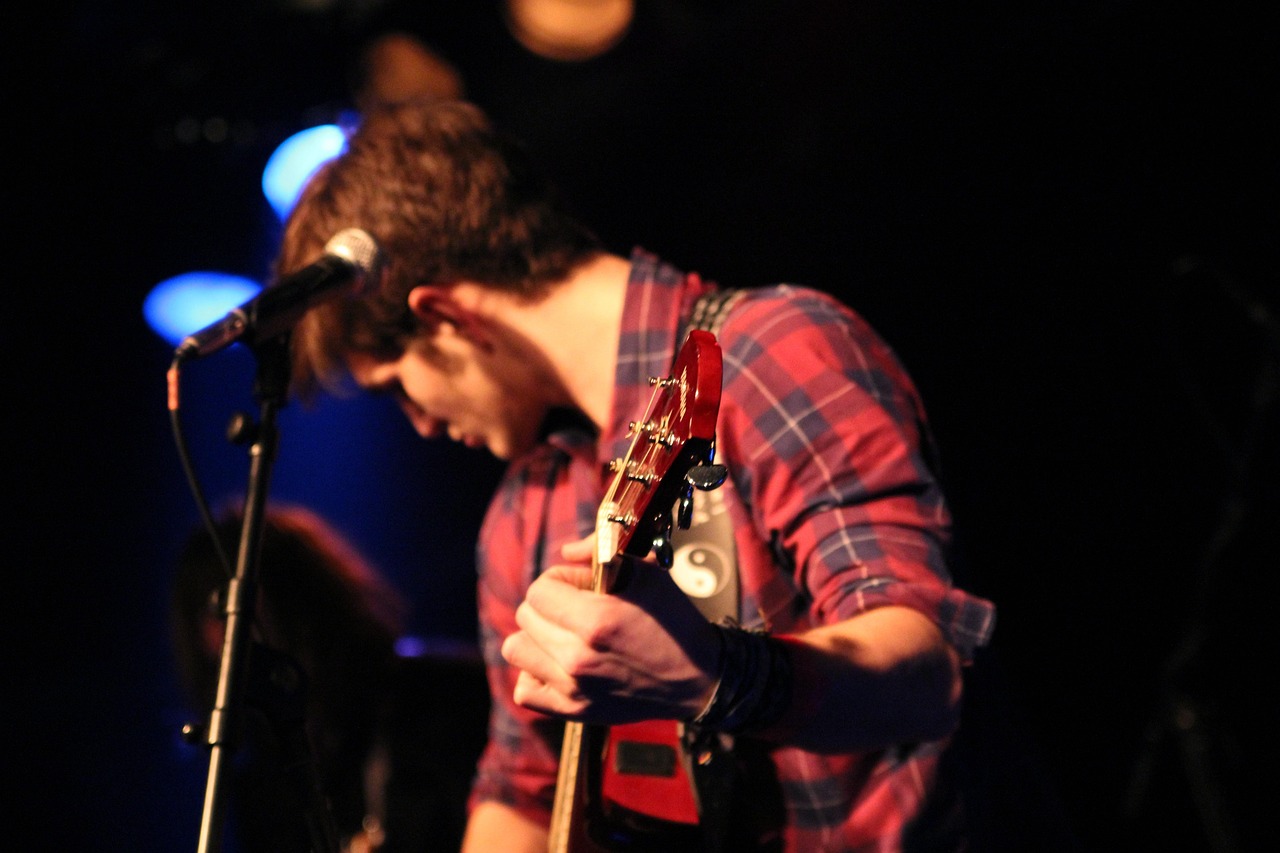 薛之謙演員的音樂(lè)人生,簡(jiǎn)譜中的璀璨星辰